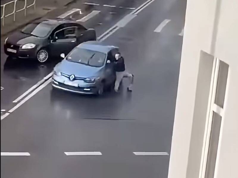 Chciał zatrzymać pijanego kierowcę, ten z nim odjechał [WIDEO]