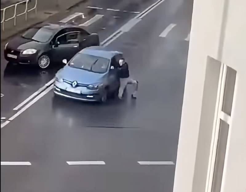 Chciał zatrzymać pijanego kierowcę, ten z nim odjechał [WIDEO]