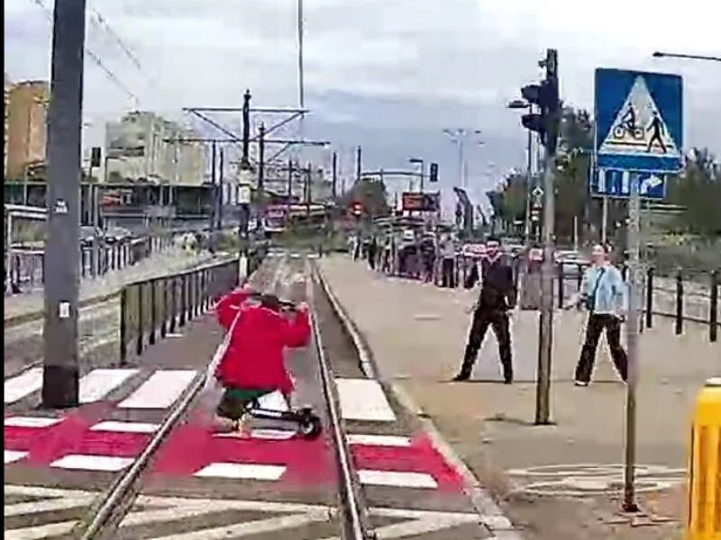 Wjechał na czerwonym przed tramwaj i utknął. Motorniczy uratował mu życie