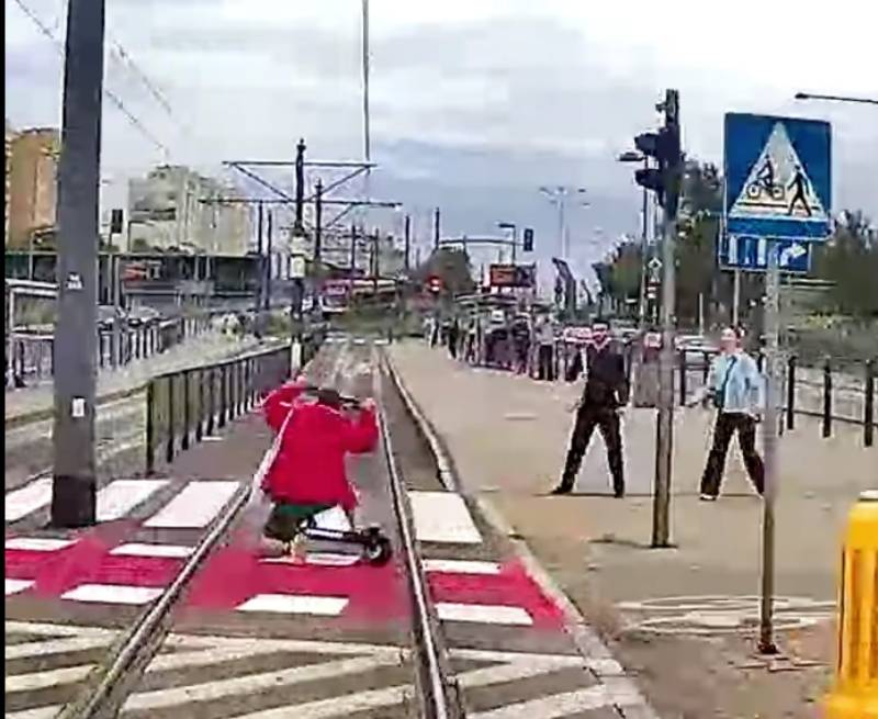 Wjechał na czerwonym przed tramwaj i utknął. Motorniczy uratował mu życie