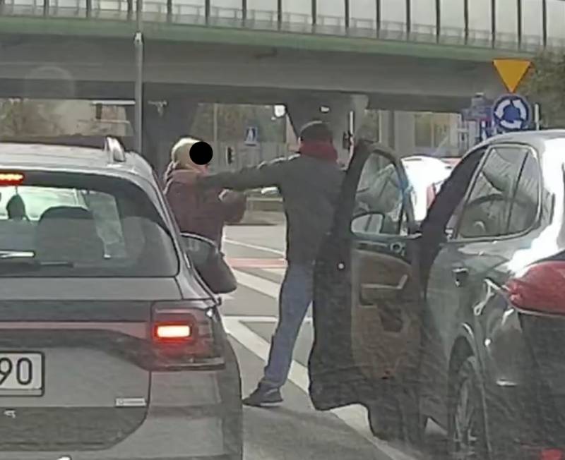 Kierowca Porsche bił ludzi na ulicy. Potrzebujemy w Polsce obowiązku badań psychologicznych dla drogowych agresorów