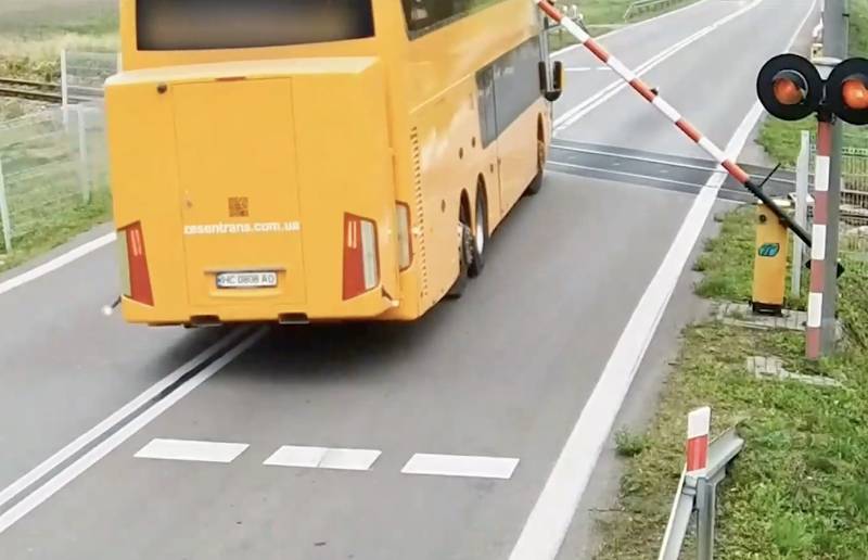 Kierowca autobusu ominął rogatki. PKP przekaże film policji