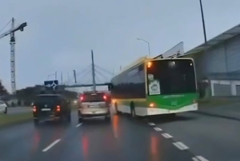 Trzeba wpuścić autobus, ale kierowca nie może się wpychać. Ten dostał mandat