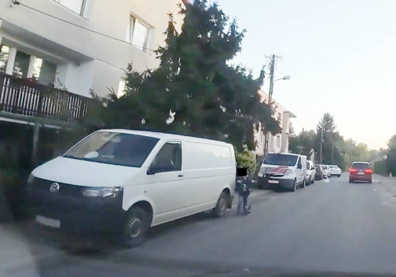 Kierowcy zastawiają chodnik, dziecko ryzykuje wyjście na jezdnię
