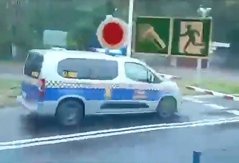 Straż Miejska z Dąbrowy Górniczej pod szlabanem na przejeździe. Mandat: 50 zł