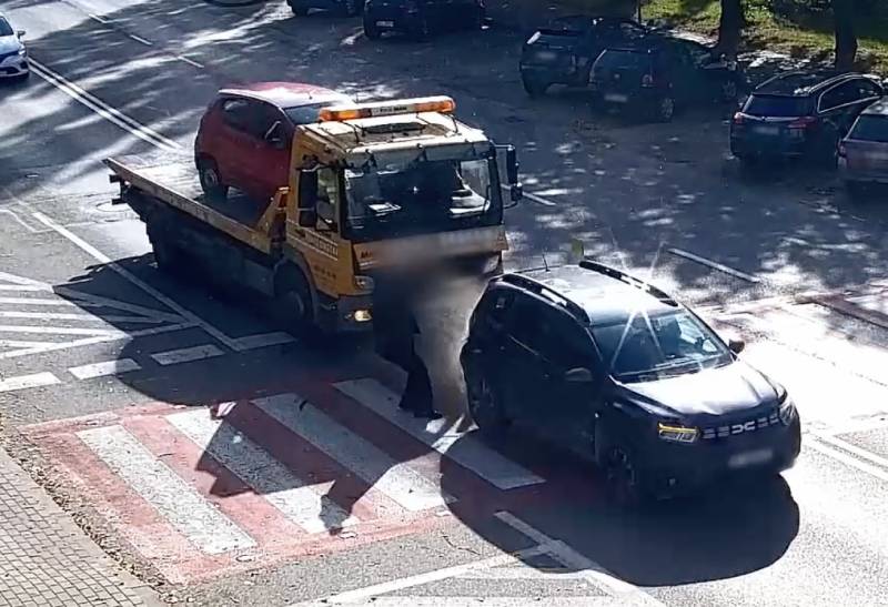 Pieszy ledwo uszedł z życiem. Laweciarz najechał na auto stające przed przejściem