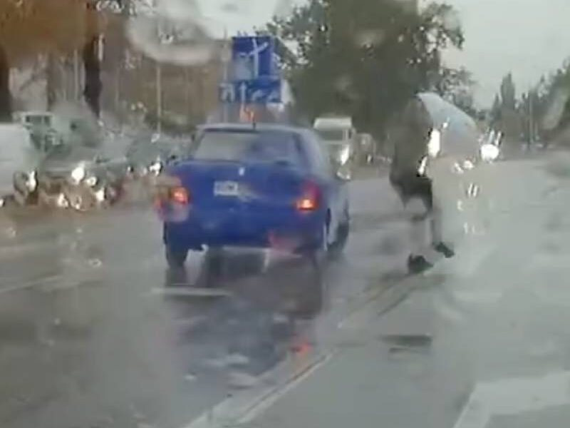 Najpierw prawie rozjechał pieszego, a potem zrobił coś jeszcze głupszego