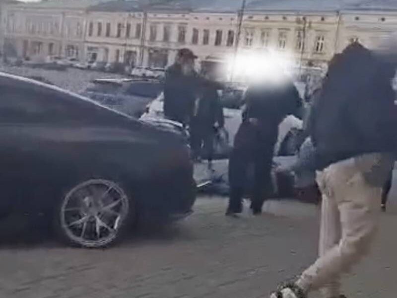 Chwile po wypadku w Nowym Sączu. Ludzie pomagali rannemu, kierowca chodził wokół BMW