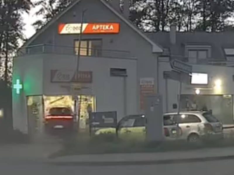 69-latka wjechała Porsche do apteki. Kompletnie pijana. Jest nagranie