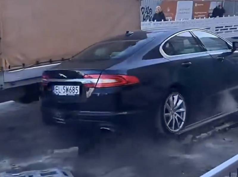 Przejechał Jaguarem przez remont torowiska w Łodzi. Porwał oponę