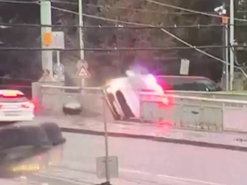 Policjanci jechali do interwencji po torach, wpadli w poślizg i dachowali do rzeki