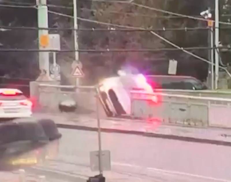 Policjanci jechali do interwencji po torach, wpadli w poślizg i dachowali do rzeki
