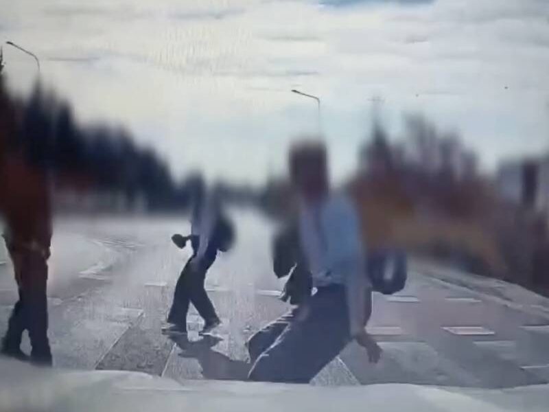 Wjechał na czerwonym prosto w pieszych. Dramatyczne nagranie z Wrocławia